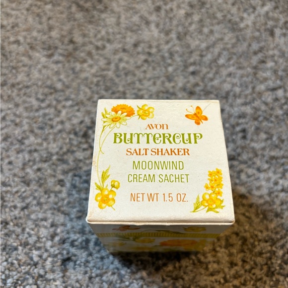 Avon Buttercup Salt Shaker - Picture 2 of 7